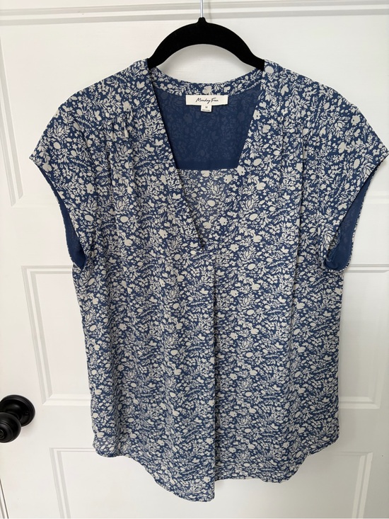 Monday Fun Tops - Monday Fun Blue and White Floral V-Neck Blouse sz M